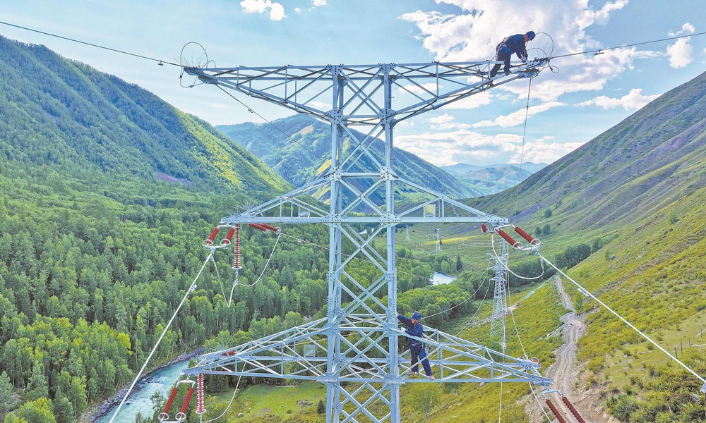 8月23日，國家電網新疆阿勒泰供電公司員工對即將投運的110千伏吉克普林輸電線路開展驗收。工程投運后，將為喀納斯禾木景區提供可靠的電力保障。