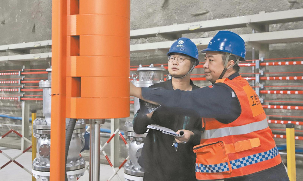 8月22日，國家電網新源河北豐寧抽水蓄能電站員工巡檢8號機組尾水事故閘門吊軸檢測裝置。目前，該電站10臺定速機組已經投產，在迎峰度夏期間發揮作用。