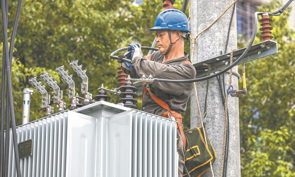 近日，國家電網江西湖口縣供電公司員工在老街10千伏勝利小學臺區為變壓器增容，及時消除臺區重載隱患。