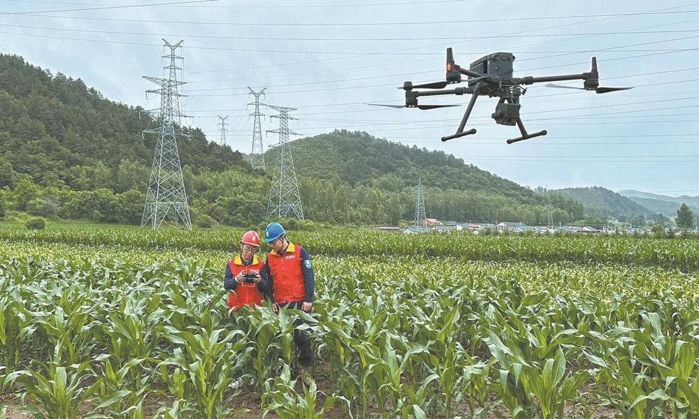 近日，國家電網吉林延邊供電公司輸電運檢中心員工使用無人機對220千伏明牽甲乙線開展輸電線路三維激光掃描建模工作，運用智能化手段保障迎峰度夏期間輸電線路安全穩定運行。