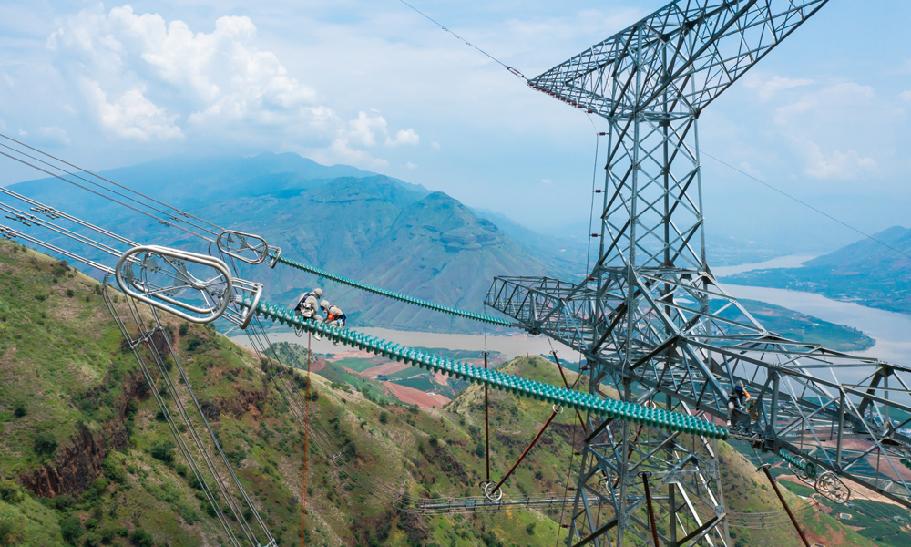 近日，南方電網超高壓公司大理局在±800千伏新東直流線開展帶電消缺工作，作業人員身穿屏蔽服爬上72米鐵塔，沿絕緣子串采用“跨二短三”的方式進入強電場，在高空帶電作業近2小時，完成絕緣子更換作業，及時消除設備缺陷。
