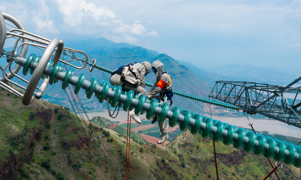 ±800千伏新東直流工程是落實國務院大氣污染防治行動計劃的12條重點輸電通道之一，也是目前建成的世界上海拔最高、地震設防烈度最高的特高壓直流輸電工程。