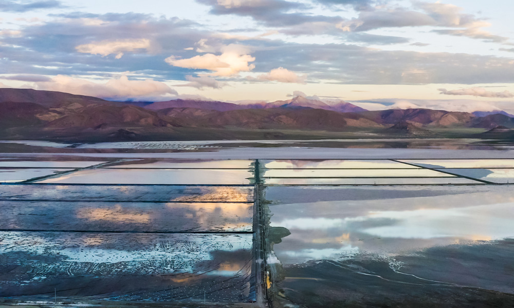 在“世界屋脊”青藏高原上，有一顆耀眼的高原明珠——扎布耶鹽湖，這是世界罕見的硼鋰鉀銫等大型綜合性鹽湖礦床，其中鋰、硼均達到超大型規模，是全球第三大、國內第一大百萬噸級鹽湖。