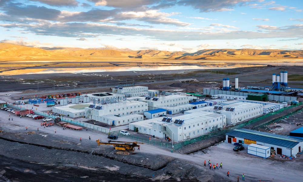 扎布耶位于西藏自治區日喀則市仲巴縣，地處海拔4500米的高原地區，空氣含氧量僅為平原地區的50%，中國化學工程東華公司總承包的西藏扎布耶鹽湖綠色綜合開發利用萬噸電池級碳酸鋰項目正在這里如火如荼地建設中。