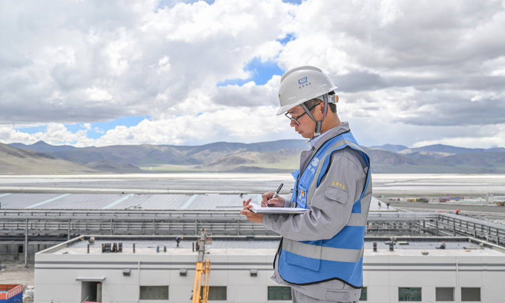 項目投產后，每年生產的電池級碳酸鋰可供約20至30萬臺電動轎車使用，按每臺轎車年行駛2萬公里計算，對比燃油車每年可減少約200萬噸二氧化碳排放，將成為西藏鹽湖資源開發的樣板工程，對于保障國內鋰資源的供給安全具有較高的戰略意義。