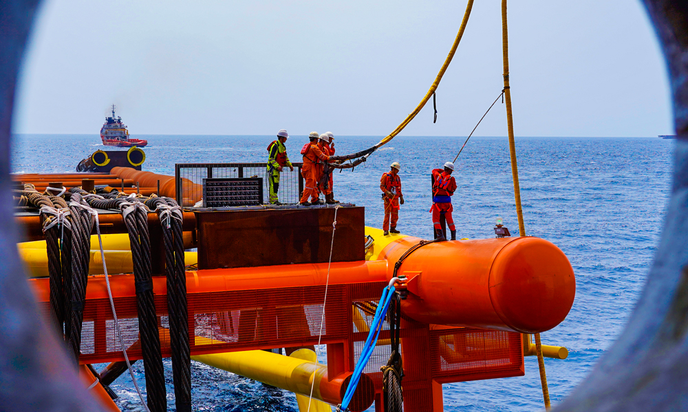 近日，濕熱的海風夾雜著咸腥的水汽拂面而來，陸豐12-3油田作業區項目成員在機器的轟鳴聲中加緊調試工作。