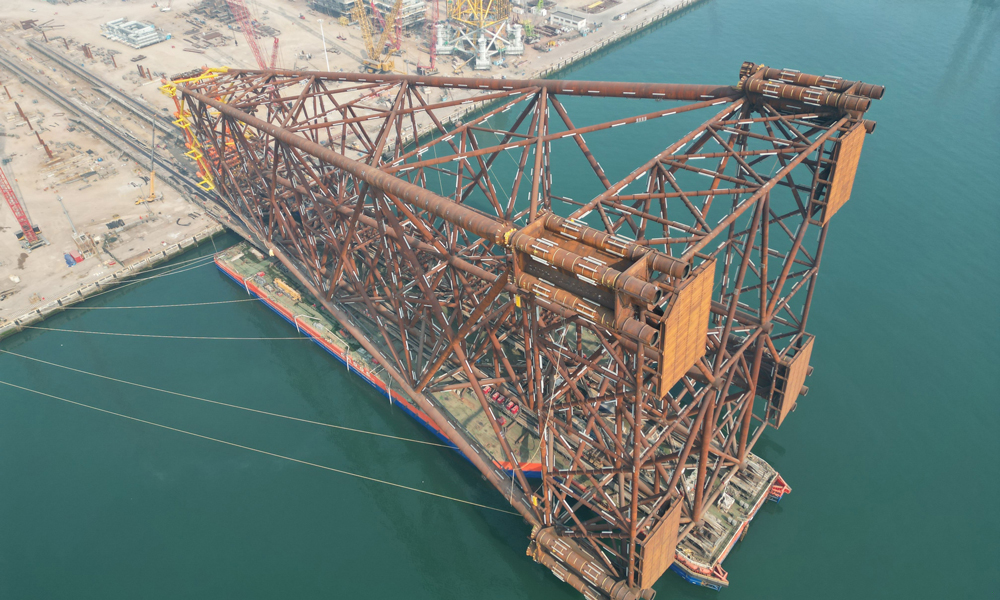 陸豐12-3油田開發項目要新建1座導管架平臺和1艘10萬噸級FPSO（浮式生產儲卸油裝置），用12根長度最長達161.2米的鋼樁將這座亞洲第三高導管架“扎根”深水。圖為導管架滑移下水。