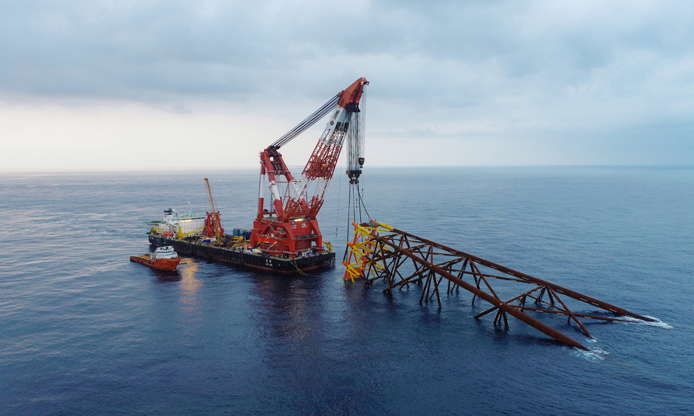 接到“超長樁”入海任務后，作業人員在學習中摸索，對經驗再做分析總結，自項目籌建之初，就提前做好項目風險預警，編制項目風險管控登記表，實時更新和維護動態。圖為導管架滑移下水。
