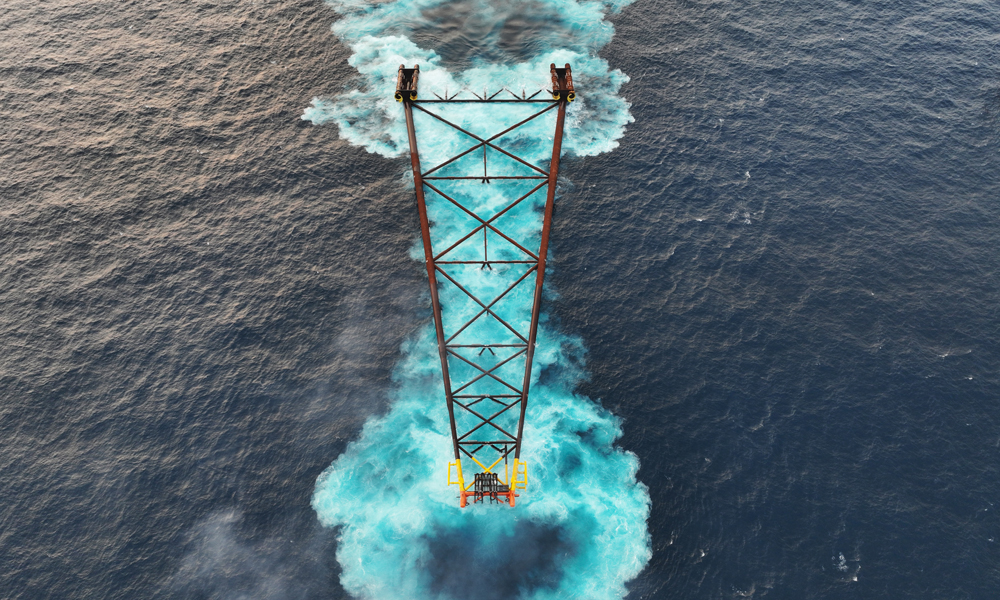 從亞洲第三高導管架建造完成，到導管架海上滑移安裝完成，再到成功完成海上打樁“深度”挑戰，項目東、西組塊完成兩連吊……中國海油邁向深海油氣開發的步伐越來越堅實。圖為導管架滑移下水。