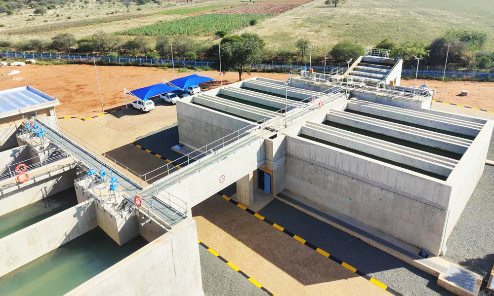 博茨瓦納馬哈拉佩水廠項目位于博茨瓦納首都哈博羅內以北200公里的馬哈拉佩鎮。項目建成后，水廠供水能力從原先的每天16兆升提高至34兆升，有效提高了水廠供水能力，緩解了當地居民用水難的問題，并改善當地居民的用水質量。