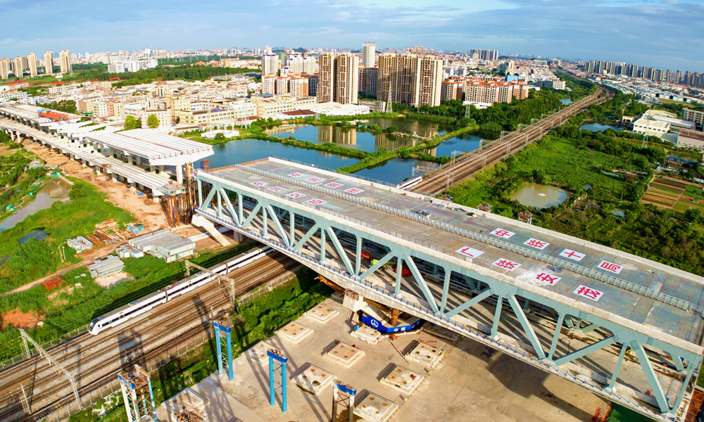近日，中國中鐵旗下中鐵十局承建的國內首例跨鐵路雙層公路橋——莞番高速上跨廣深鐵路主橋成功轉體。莞番高速公路西接已建成的南沙大橋，東連河惠莞高速公路，項目全長64.48公里，分三期建設，一期、二期分別于2019年和2021年建成通車。三期工程大量采用共線雙層橋結構，上層為莞番高速公路，下層為環莞快速路，全線比單層橋方案減少占地約800畝。
