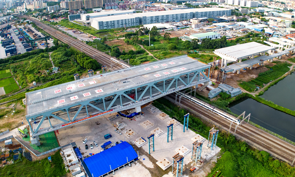 莞番高速上跨廣深鐵路主橋采用2*85米連續鋼桁腹-板桁組合結構，重約2.9萬噸。當天，雙層一次逆時針轉體81.1度，填補了國內雙層公路鋼砼結合橋轉體施工跨越鐵路的空白。
