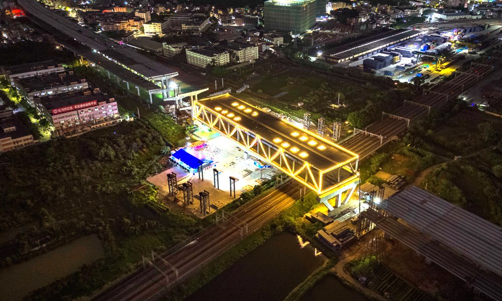 該主橋鄰近廣深鐵路，施工安全風險高、難度大，為莞番高速公路三期關鍵控制性工程。為確保安全，橋梁轉體利用夜間“天窗點”時間，項目團隊還建立北斗信息化施工與安全監管平臺，實時監測橋梁轉體過程中的角速度、角度及施工人員位置等信息。