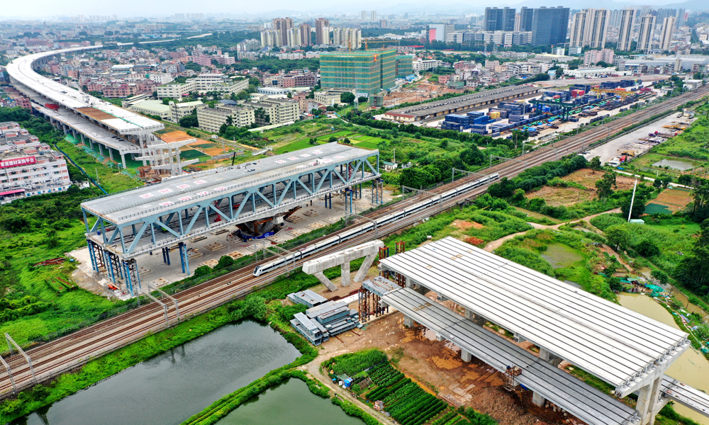 建設過程中，項目團隊聯合有關單位開展“跨營運鐵路連續鋼桁腹—板桁組合雙層橋建造技術”課題研究。目前，項目團隊已上報16項專利申請資料，獲得軟件著作權1項，獲得企業級工法4項，其中河南省級工法2項、濟南市級工法2項。圖為轉體前的莞番高速上跨廣深鐵路主橋。