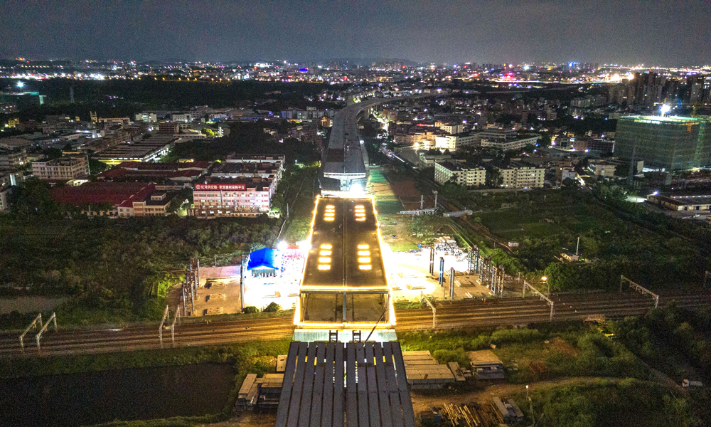 據悉，莞番高速公路全線建成通車后，將成為珠三角區域又一條重要的東西向大通道，結束珠江西岸地區和惠州市之間沒有直達高速公路的歷史，對于提高粵港澳大灣區的互聯互通水平、緩解沿線地區交通壓力具有重要意義。圖為轉體后的莞番高速上跨廣深鐵路主橋。