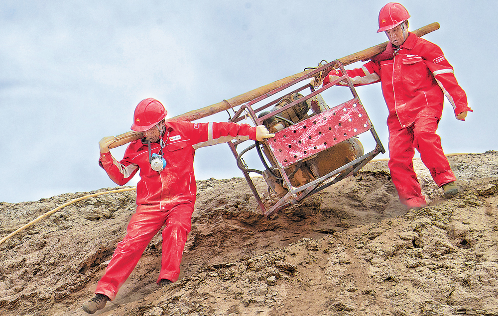 為確保項目優質高效運作，青海物探處從完善項目運作配套制度、創新項目運作組織模式、推進數字化建設以及打造“三標工程”四個方面入手，采用以智慧化管理為核心的新型生產運作模式，為項目提供了有力的技術支撐。圖為在英雄嶺地區，絕大多數地方車輛到不了位，只能靠人力搬運山地鉆機。呂殿杰 攝