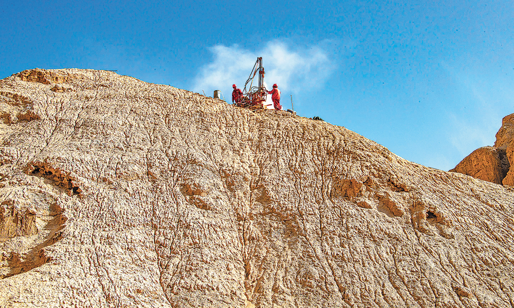 青海物探處根據輕重緩急，立足人員設備現狀，精細項目準備、精準施工管理、精心隊伍建設，保證了推路、測量、山地鉆井、排列鋪設等各項工作的有序銜接、高效推進。圖為工作人員在海拔3500米的高原上鉆井施工。呂殿杰 攝  