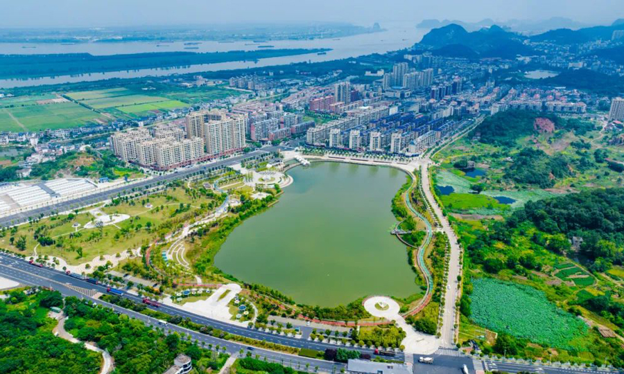 近日，由中國建筑旗下中建二局承建的江西長江最美岸線（彭澤段）示范項目全面完工。該項目是推動長江經濟帶綠色發展的示范項目，中建二局中心城區污水處理廠承擔城區雨污水管網改造、珍珠湖公園建設等建設任務，為城市重建一套雨污管網系統，解決覆蓋12萬人口雨污水分流問題，改善當地交通環境和長江水質，實現“由表及里”的城市更新。