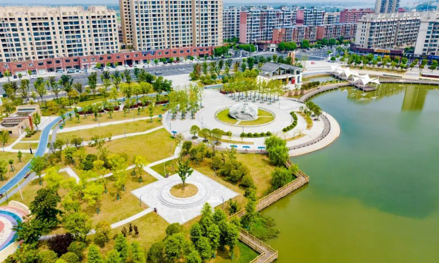 珍珠湖公園改造工程是該項目的重要組成部分，占地面積約16萬平方米，水域面積約7萬平方米。曾經，這里是一片荒灘地，珍珠湖周邊的雨污水直接排入湖中，水體逐步惡化，問題十分嚴峻。在改造過程中，項目團隊新建雨污管網約5公里，并打通與淵明湖及秀水河水流通道，讓死水變成活水，有效提升水質。為了根治湖水污染，在處理過湖底淤泥后，項目團隊通過恢復水生植被，控制底泥營養釋放，提高水生植物對水體的凈化作用，重建珍珠湖生態系統。