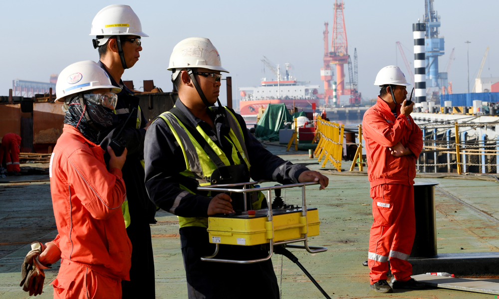 如此密集的裝船作業前所未有，早在7月5日，由18名黨員和青年員工組成了“澎湃突擊隊”，他們牽頭完成了裝船任務，將一個個組塊安全順利送上船的同時，隊員們也在不斷總結工作經驗和創新工作方法，還自制了幾個能助力高效裝船的小工具。經過密集裝船的“洗禮”，現場人員對于裝船流程細節和重難點的把控愈發精準，作業效率得到顯著提升。