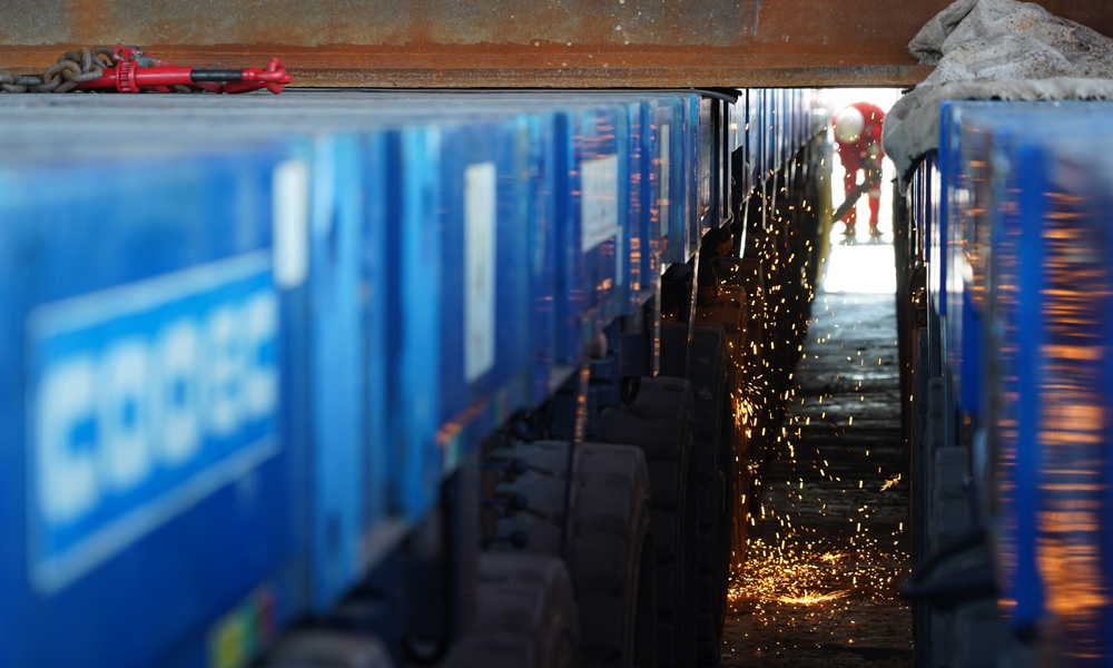 9點，駁船上焊花四起，剛剛裝上船的組塊被焊接到駁船上固定。10點，陽光已經變得有些熾熱。SPMT小車的輪胎反向轉動，倒車撤出組塊，裝船作業結束。