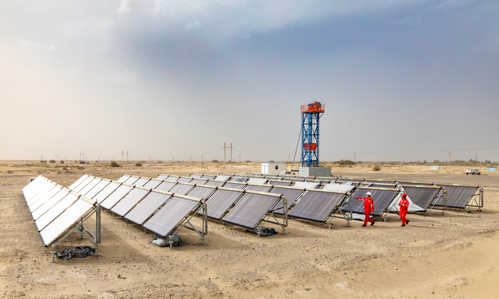 塔里木油田哈得采油氣管理區加快新能源發展，建設35座單井分布式光伏電站、33口單井離網光伏電站、建設24兆瓦集中式光伏電站，應用光熱儲一體化加熱爐等9項措施，清潔能源利用量超過1.6萬噸標煤。