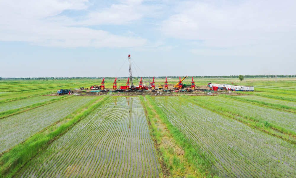 大慶油田井下作業系統始終把保護生態環境放在首位，通過鋪設防滲布、搭建圍堰、應用環?；厥粘氐燃夹g工藝的配套應用，實現了油液不出井、出井不落地、落地不污染的目標，一線施工隊伍清潔作業覆蓋率達到100%。