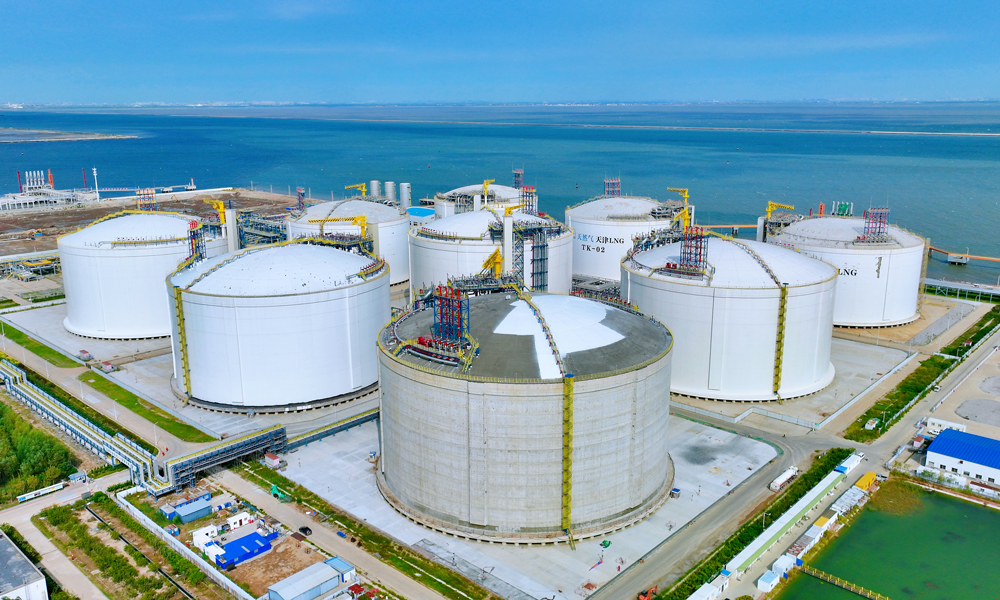 近日，中國石化天然氣分公司天津LNG接收站二期項目9號儲罐順利中交，標志著該站二期項目全面完工，預計將于今年供暖季前投入使用。屆時，該站總儲氣能力將達到10.8億立方米，在國內已投產的LNG接收站中居首位，為京津冀地區居民溫暖過冬提供保障。圖為項目現場。