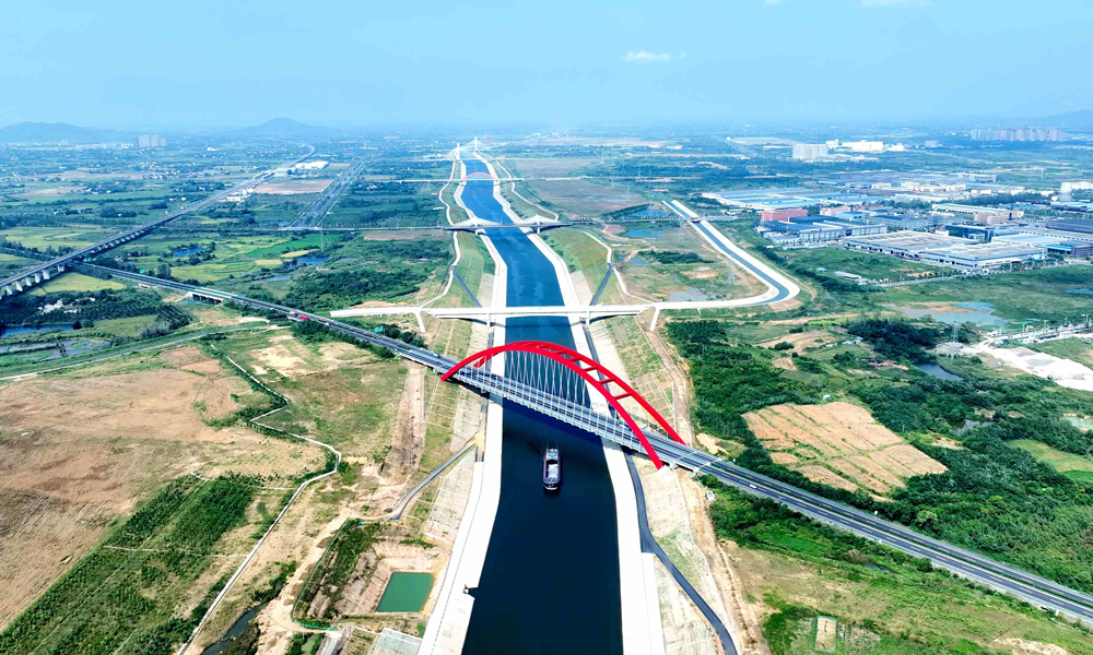 近日，隨著裝載680噸鋼材的“昌盛6288”號貨船由樅陽小港航道向北，緩緩駛過樅陽船閘，進入引江濟淮菜子湖線，中國中鐵旗下中鐵二局、中鐵十局承建的引江濟淮菜子湖線開啟試運行，標志著引江濟淮一期工程全線通航。