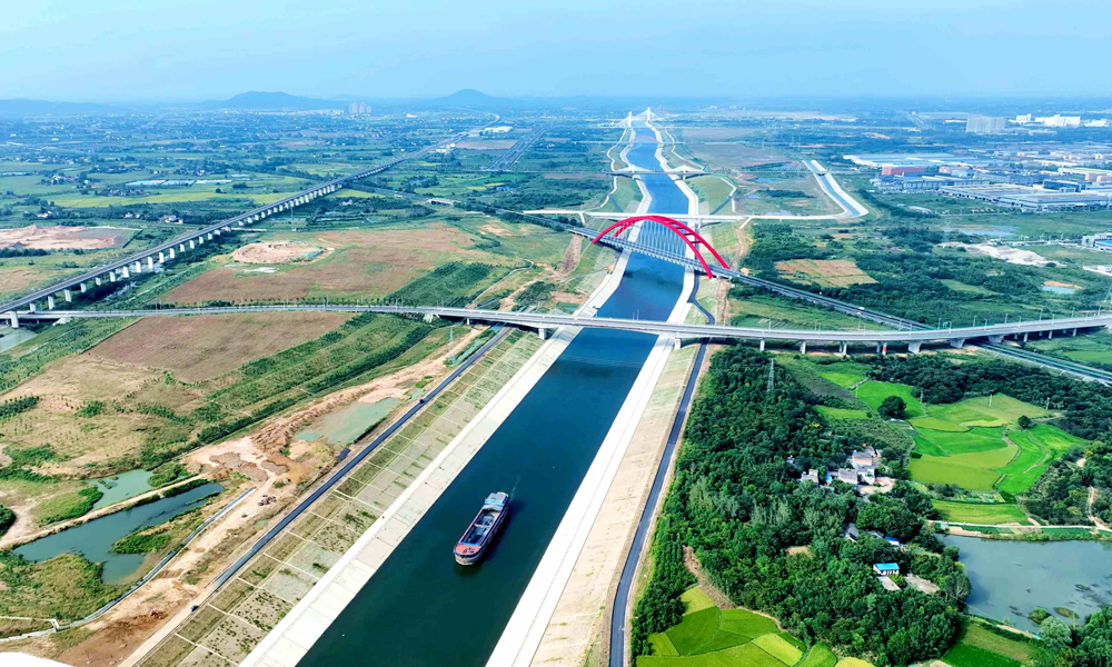 引江濟淮工程連通長江與淮河，是集供水、航運、生態效益于一體的大型跨流域調水工程，其一期航運工程建設范圍包括菜子湖線航道、兆河航道、江淮溝通段，開發航道里程總長354.9公里，其中兆河航道、江淮溝通段分別于2022年12月30日、2023年8月16日通航試運行。