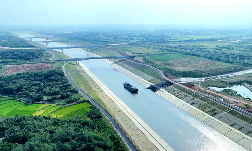 據悉，引江濟淮工程是中國172項節水供水重大水利工程之一，也是安徽省基礎設施建設“一號工程”。菜子湖線試運行后，新增了一條巢湖與長江中上游地區之間的西南航道，相較于目前的巢湖-裕溪河航線縮短了約150公里航程，水運成本優勢凸顯，航運時效顯著提高，有助于進一步拓展長江中上游港口朋友圈，帶動沿線地區水運經濟發展。