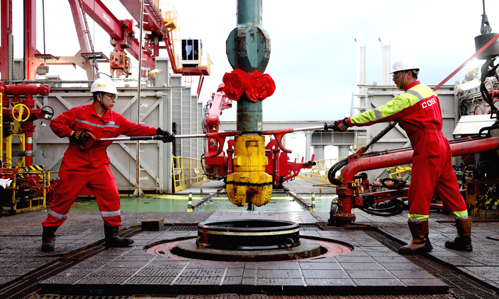 據悉，“深藍探索”鉆井平臺是我國自主設計建造的全球首艘獲得挪威船級社智能認證的鉆井平臺，最大作業水深1000米，最大鉆井深度9144米，集成了傳統錨泊型鉆井平臺和現代動力定位型平臺的性能優點，世界首創主鉆臺配雙滾筒絞車，可實現主、輔井口同時作業，綜合作業效率可提高35%，具有高效安全、經濟實用、環境友好的特點。