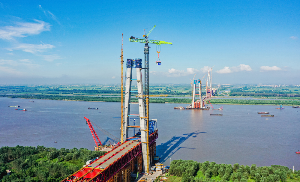 近日，在中交集團所屬中交二航局承建的安徽巢馬鐵路馬鞍山長江公鐵大橋南主塔施工現場，全球最大塔式起重吊機順利吊裝完成世界最大跨度三塔斜拉橋南主塔首節段鋼塔，標志著由中交二航局和中聯重科集團聯合研發的全球最大塔式起重機R20000-720正式投入使用。該塔式起重機最大起重量720噸，最大起升高度400米，相當于一次將500輛小轎車起吊至130層樓的高度。