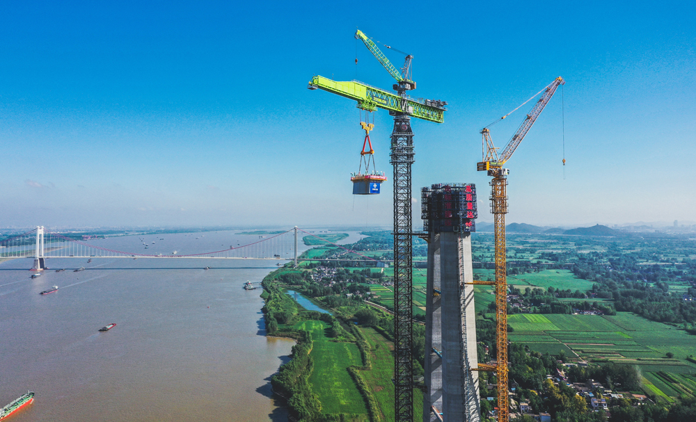 全球最大塔式起重機R20000-720在安徽巢馬鐵路馬鞍山長江公鐵大橋南主塔施工。
