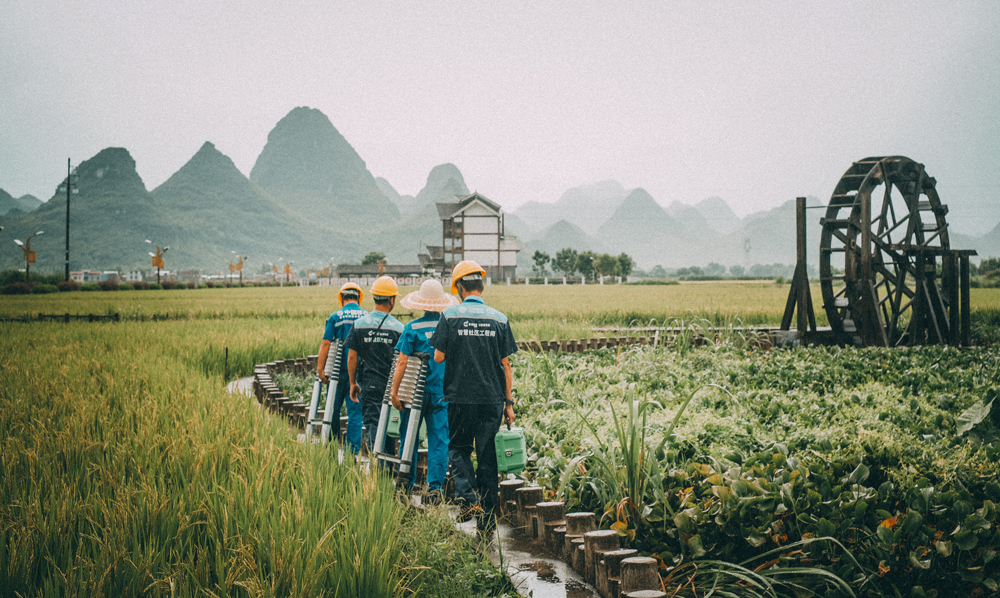 在廣西柳州柳城縣古砦仫佬族鄉水稻智慧種植能力提升示范區，中國移動廣西公司依托5G技術，推動“5G+數字鄉村”建設，為示范區提供標準化種植管理系統、作物生長模型、物聯網設備管理系統、水稻溯源管理系統、氣象蟲情災害監測系統、溫室大棚智慧育種系統、1000畝水稻智慧種植能力，為水稻種植裝上了一顆智慧“芯”，直觀展示水稻產業、鄉村生態等信息。