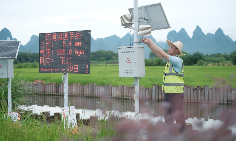 田間的各種物聯網設備還可監測溫度、風向、土壤墑情、稻田長勢、病蟲害等各類指標，并實時反饋到水稻智慧種植管理平臺上。整個生產過程中，中國移動技術人員根據指標情況及算法分析，制定生產計劃發送給農戶，農戶則根據平臺數據指導生產和收割。