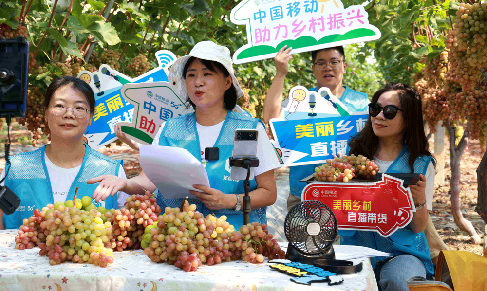 “信號滿格了，我們也過上了幸福的‘快’生活！”湖北孝感孝昌縣王店鎮敦厚村的果農拿著手機高興地說道。在湖北孝感，中國移動湖北公司組織電商助農志愿者前往當地果園開展“5G直播+電商助農”活動，向果農們傳授直播經驗技巧，一箱箱葡萄“飛”向千家萬戶，村民們的生活越過越紅火甜蜜，心里樂開了花。