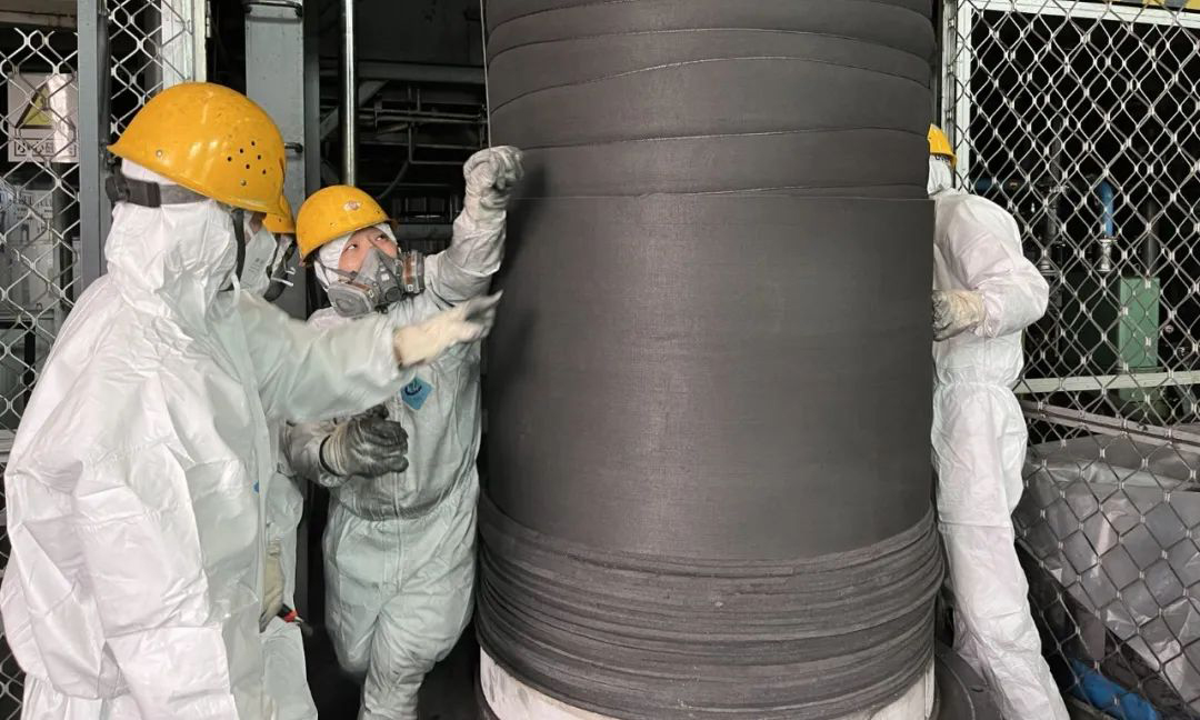 航天科技集團四院中天火箭超碼科技公司各生產現場不停歇，工作人員搶抓進度，保障熱場產品順利交付到客戶手中。