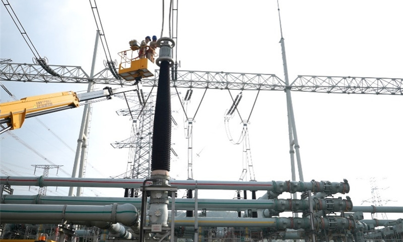 近日，國家電網扛牢電力保供首要責任，周密組織做好秋檢工作。國慶假期期間，國家電網對高鐵、機場、商業中心、景區等開展重點運維保障，累計派出人員6.1萬人、車輛1.4萬臺次、發電車269輛，巡檢線路10.9萬千米、配電室1.1萬間、變電站0.9萬座、換流站59座，確保電網設備運行平穩。圖為國家電網福建超高壓公司工作人員在1000千伏特高壓榕城變電站開展檢修試驗。