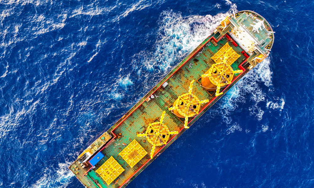 “深海一號”二期工程是我國首個深水高壓氣田，投產后整個“深海一號”大氣田高峰年產量將由30億立方米提升至45億立方米，成為保障我國能源安全的重要氣源地。圖為駁船承載著吸力樁到達指定海域。