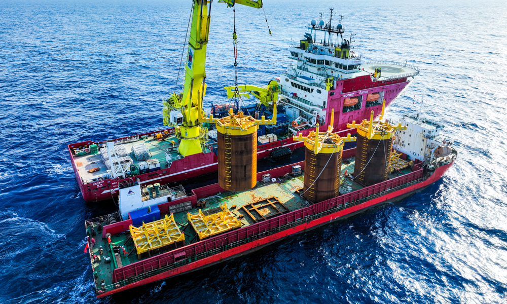 吸力樁是深水油氣田大型水下生產設施的重要基礎結構，相當于大型水下管匯的“地基”，由樁體和頂蓋組成，頂蓋上部搭載導向對接裝置、排水艙口及貫入吸力泵接口等高精度部件?！吧詈Ｒ惶枴倍诠こ涛陡?9.68米、樁筒直徑8米、設計貫入深度12.5米，用于固定水下生產系統3套中心管匯的基座，由海油工程3000米級深水工程船“海洋石油285船”負責海上安裝作業。圖為吸力樁安裝作業現場。