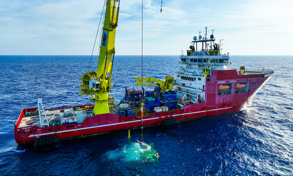 目前，中國海油“深海一號”二期工程項目組正在天津臨港場地開展三臺水下中心管匯測試工作，預計將于近期完成交付。下一步，項目將進行管匯和吸力樁對接安裝工作，為實現“深海一號”二期工程按期投產奠定基礎。圖為吸力樁安裝作業現場。