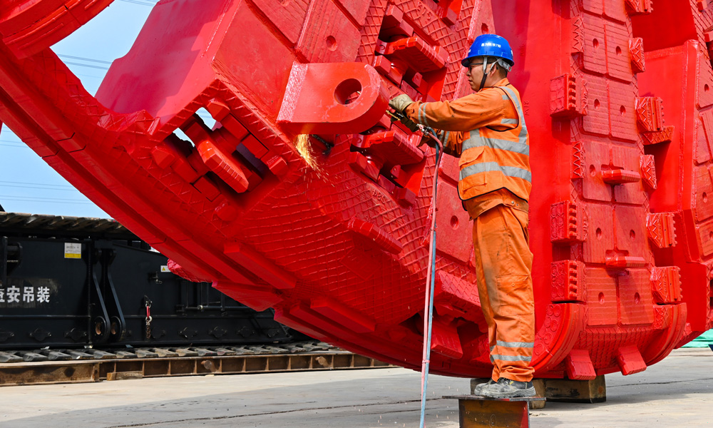 施工人員進行刀盤焊接。