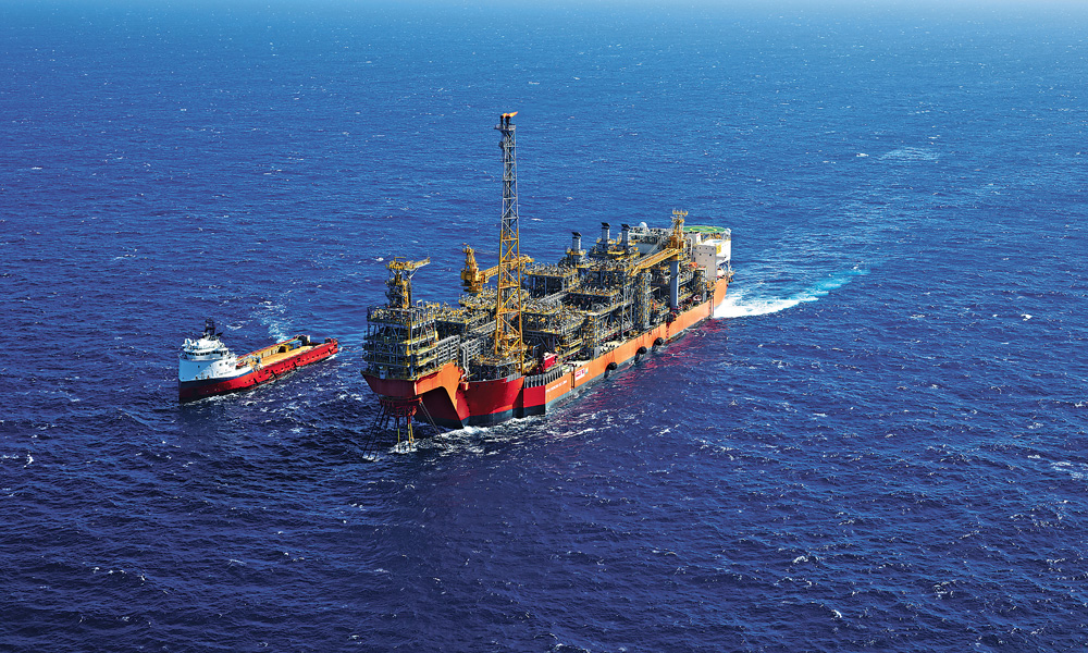 中國石油堅定“走出去”，深化國際油氣合作，從2013年成功獲取巴西里貝拉項目，到中標全球最大整裝深水開發項目巴西布茲奧斯油田，再到中標巴西勘探面積最大的阿拉姆區塊。經過10年艱苦創業和深耕細作，中國石油打通了深水油氣勘探、開發、海工建設、試采投產、提卸油銷售等深水勘探開發全產業鏈。中國石油巴西深水油氣業務實現了從無到有、從小到大、從弱到強的跨越式發展，成為中國石油海外油氣業務布局的重要組成部分。圖為里貝拉項目海上作業平臺。
