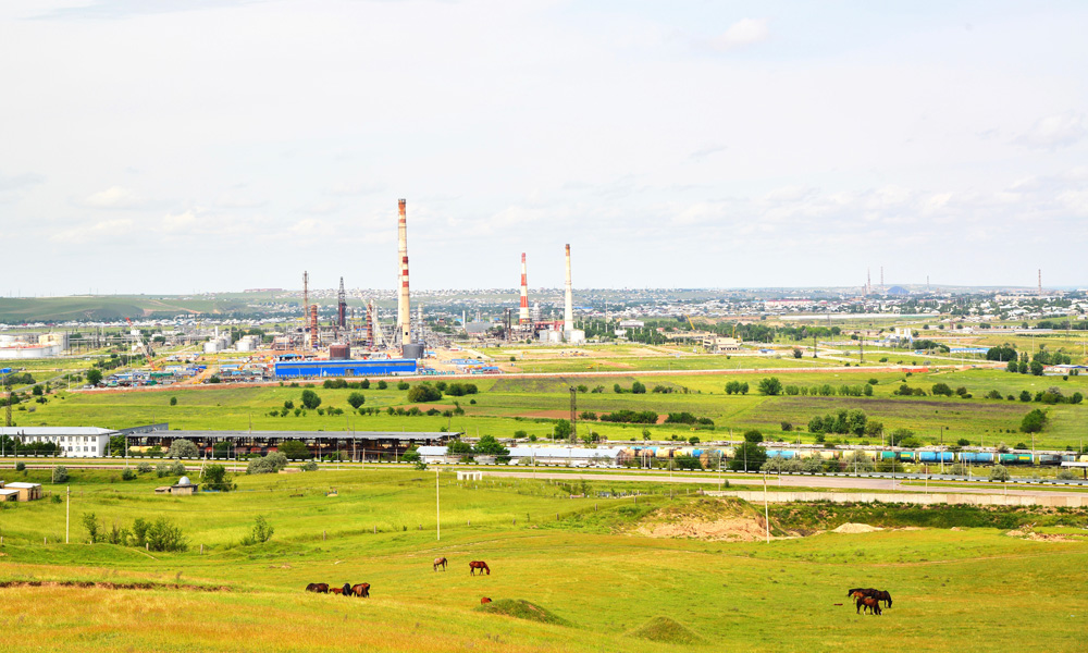 奇姆肯特煉油廠是中國石油與哈薩克斯坦國家石油天然氣公司的合作項目，也是“一帶一路”中哈能源合作的重點項目，為保障哈薩克斯坦成品油供應、改善生態環境、促進經濟社會發展發揮了重要作用。2022年，奇姆肯特煉廠完成首筆碳排放指標交易，中國石油成為哈國首家開展碳交易的企業。圖為奇姆肯特煉廠項目現場。
