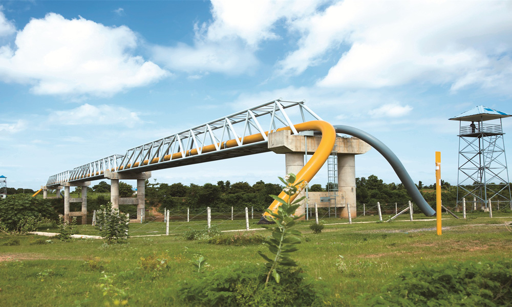 中國石油致力于在全球各項業務運營中減少對環境的影響。在建設和運營中緬油氣管道時，中國石油運用先進技術避免對當地森林植被的影響。在海溝穿越施工時，通過技術手段最大限度地保護了海洋生態和紅樹林。圖為中緬油氣管道項目采取高架橋方式，河流不受影響，地面得以修復，植被“毫發無損”。