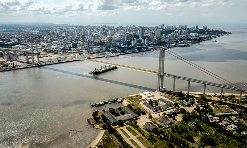 這是2019年4月8日在莫桑比克首都馬普托拍攝的馬普托大橋（無人機照片）。超大懸索橋馬普托大橋飛架天險，橫跨馬普托灣，該橋極大便利了馬普托灣兩岸交通，成為莫桑比克縱貫南北、連接南非的交通主干道的重要組成部分。新華社記者 張宇 攝