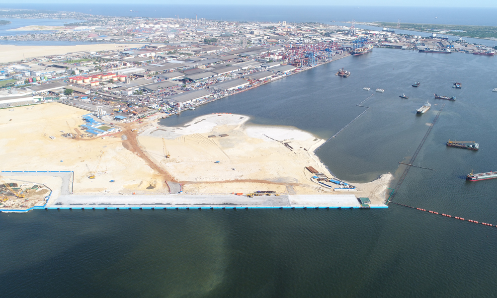 中交集團承建的科特迪瓦阿比讓港第二集裝箱碼頭項目是中非在基礎設施領域合作的典型項目，共有3個15萬噸級碼頭泊位，岸線全長1312米。該項目是科特迪瓦建設規模最大、機械設備最先進的集裝箱碼頭。項目全面運營后，將使阿比讓港年吞吐量從120萬提升至250萬標準集裝箱，極大促進科特迪瓦乃至西非地區的經濟社會發展。