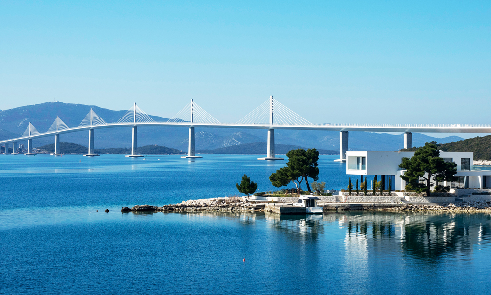 中交集團建設的克羅地亞佩列沙茨大橋及連接線項目全長3.94公里，其中大橋長2.44公里，寬22.5米，橫跨亞得里亞海小斯通灣，連接隔海相望的克羅地亞領土，是中克建交以來規模最大的交通基礎設施建設項目，也是中國、克羅地亞、歐盟開展三方市場合作的典范項目。