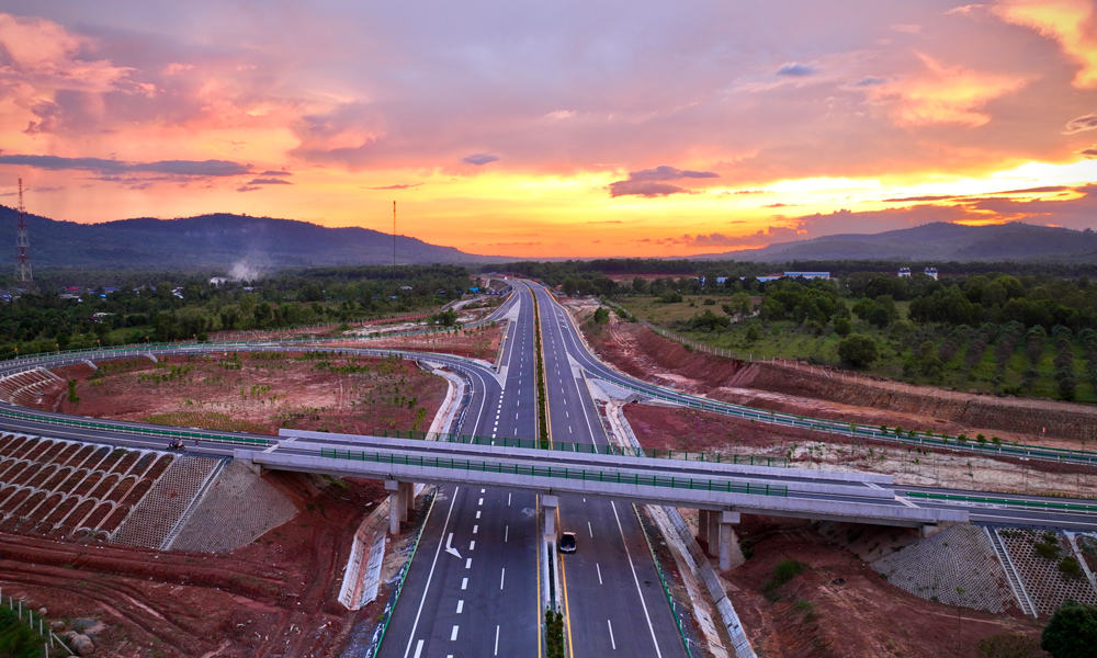 中交集團承建的金港高速公路是柬埔寨王國第一條高速公路，中柬兩國元首關注、兩國總理見證簽約，是促進柬埔寨經濟發展、帶動當地就業的振興之路。項目設計施工均采用中國規范和標準，全長187公里，設計時速100公里。